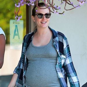 Exclusif - Leighton Meester, enceinte de son premier enfant, le 16 mai 2015 à Los Angeles lors d'une sortie avec son mari Adam Brody