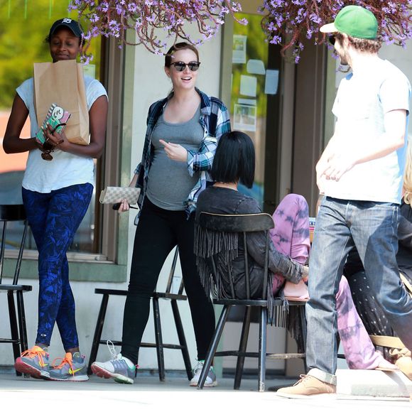 Exclusif - Leighton Meester, enceinte de son premier enfant, le 16 mai 2015 à Los Angeles lors d'une sortie avec son mari Adam Brody