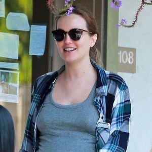 Exclusif - Leighton Meester, enceinte de son premier enfant, le 16 mai 2015 à Los Angeles lors d'une sortie avec son mari Adam Brody