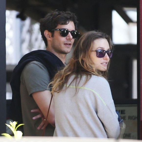 Exclusif - Leighton Meester et Adam Brody sont allés déjeuner en famille à Malibu, le 29 octobre 2014. Le couple a eu son premier enfant en septembre 2015.