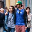 Leighton Meester et Adam Brody se baladent en amoureux à New York en mai 2014. Le couple a eu son premier enfant en septembre 2015.