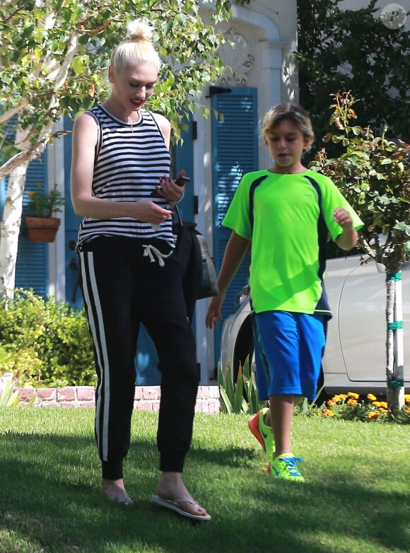 Exclusif - Gwen Stefani se rend chez ses parents avec son fils Kingston avant d'aller faire du shopping à Hollywood, le 30 août 2015.