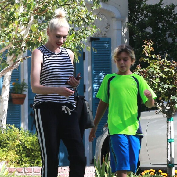 Exclusif - Gwen Stefani se rend chez ses parents avec son fils Kingston avant d'aller faire du shopping à Hollywood, le 30 août 2015.