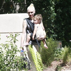 Exclusif - Gwen Stefani en compagnie de ses trois fils arrivent à une fête d' anniversaire à Los Angeles Le 30 Août 2015