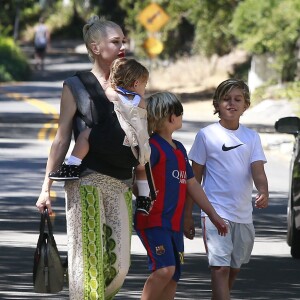 Exclusif - Gwen Stefani en compagnie de ses trois fils arrivent à une fête d' anniversaire à Los Angeles Le 30 Août 2015