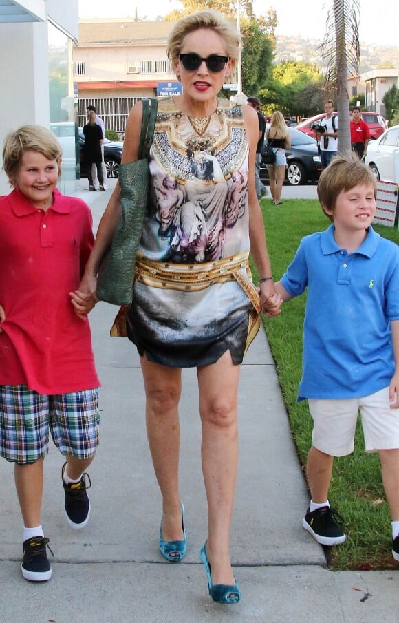 Sharon Stone et ses fils Roan Joseph Bronstein et Quinn Kelly Stone dans les rues de West hollywood, Los Angeles, le 24 septembre 2015
