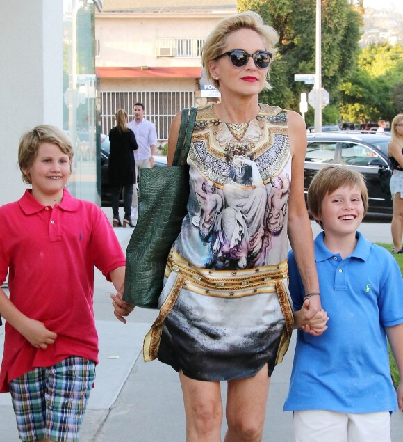Sharon Stone et ses fils Roan Joseph Bronstein et Quinn Kelly Stone dans les rues de West hollywood, Los Angeles, le 24 septembre 2015
