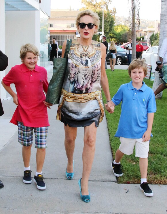 Sharon Stone et ses fils Roan Joseph Bronstein et Quinn Kelly Stone dans les rues de West hollywood, Los Angeles, le 24 septembre 2015