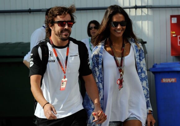 Fernando Alonso, tout sourire au côté de sa belle Lara Alvarez, dans le paddock du Grand Prix de Hongrie sur le circuit du Hungaroring, le 25 juillet 2015