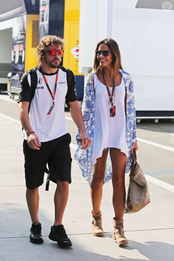 Fernando Alonso avec sa compagne Lara Alvarez, dans le paddock du Grand Prix de Hongrie sur le circuit du Hungaroring, le 25 juillet 2015