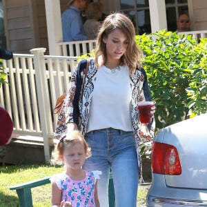 Jessica Alba en famille sort du restaurant " Le pain Quotidien " à Los Angeles Le 26 Septembre 2015