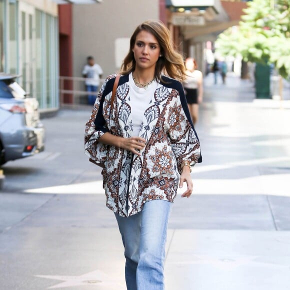 Jessica Alba en famille sort du restaurant " Le pain Quotidien " à Los Angeles Le 26 Septembre 2015