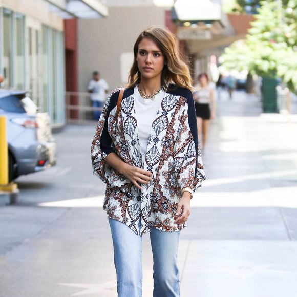 Jessica Alba en famille sort du restaurant " Le pain Quotidien " à Los Angeles Le 26 Septembre 2015