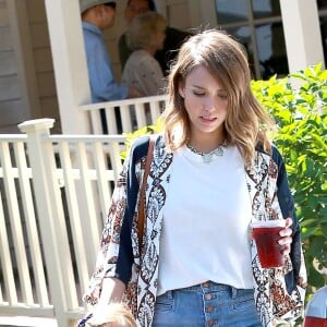 Jessica Alba en famille sort du restaurant " Le pain Quotidien " à Los Angeles Le 26 Septembre 2015