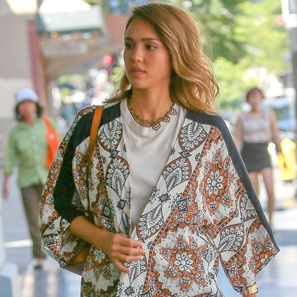 Jessica Alba en famille sort du restaurant " Le pain Quotidien " à Los Angeles Le 26 Septembre 2015