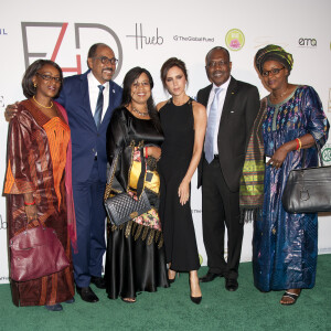 Michel Sidibé (directeur de l'UNAIDS, 2e en partant de la gauche) et Victoria Beckham assistent au "First Ladies Lucheon" ("déjeuner des premières dames") de la fondation Fashion 4 Development à l'hôtel Pierre. New York, le 28 septembre 2015.
