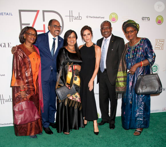 Michel Sidibé (directeur de l'UNAIDS, 2e en partant de la gauche) et Victoria Beckham assistent au "First Ladies Lucheon" ("déjeuner des premières dames") de la fondation Fashion 4 Development à l'hôtel Pierre. New York, le 28 septembre 2015.