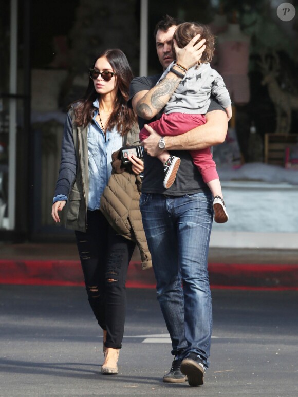 Exclusif - Megan Fox et son mari Brian Austin Green se promènent avec leur fils Noah à Bel Air, le 15 décembre 2014.