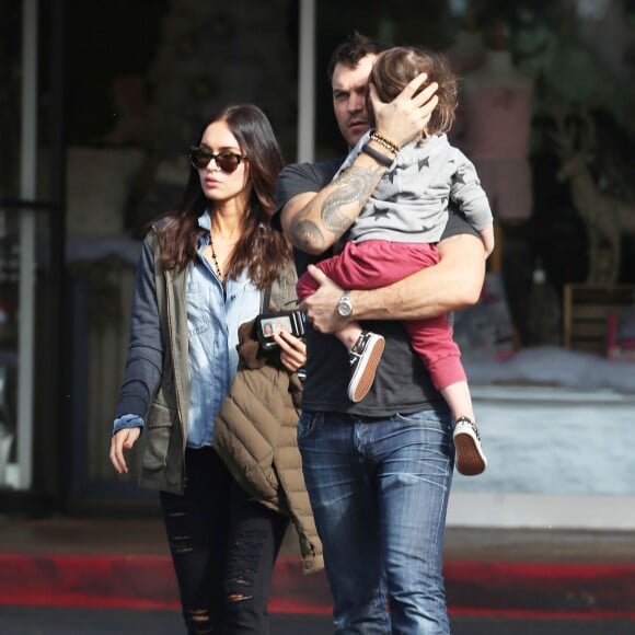 Exclusif - Megan Fox et son mari Brian Austin Green se promènent avec leur fils Noah à Bel Air, le 15 décembre 2014.