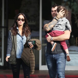 Exclusif - Megan Fox et son mari Brian Austin Green se promènent avec leur fils Noah à Bel Air, le 15 décembre 2014.