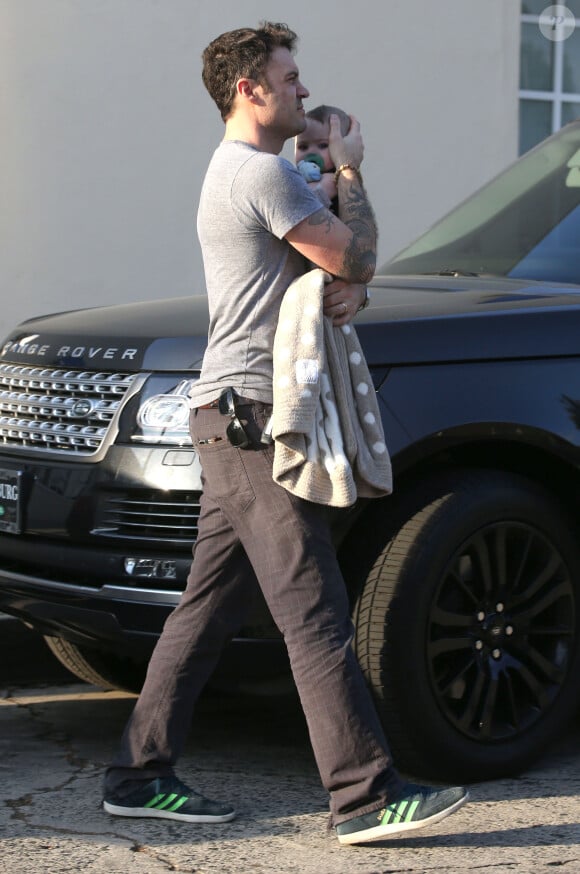 Exclusif - Prix Spécial - Megan Fox, son mari Brian Austin Green et leurs fils Noah et Bodhi vont dîner au restaurant à Los Angeles, le 19 août 2014.