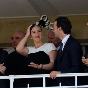 Kate Winslet et son mari Ned Rocknroll assistent au "Prix de Diane Longines" à l'hippodrome de Chantilly le 15 juin 2014.