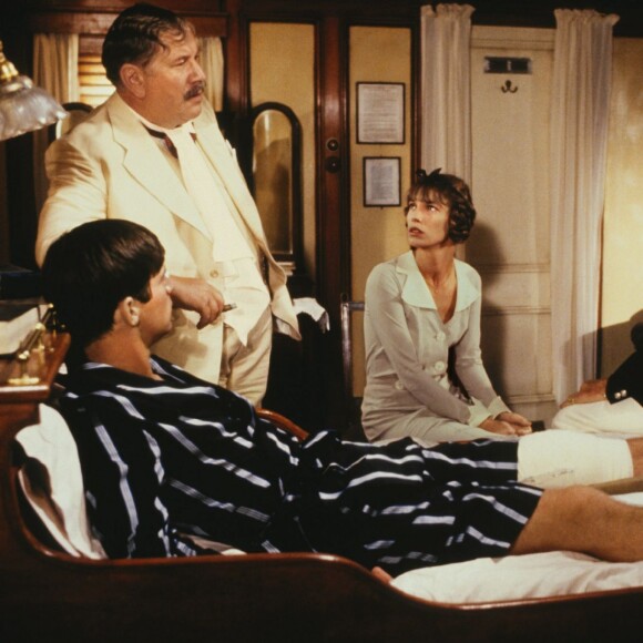 Simon McCorkindale, Peter Ustinov, Jane Birkin et David Niven sur le tournage de Mort sur le Nil (Death on The Nile) de John Guillermin en 1977.