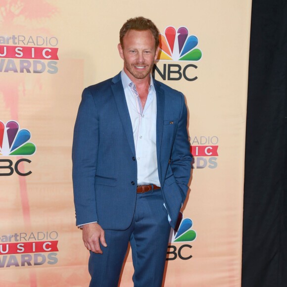 Ian Ziering posant dans la salle de presse lors de la cérémonie des "iHeartRadio Awards 2015" au Shrine Auditorium à Los Angeles, le 29 mars 2015.