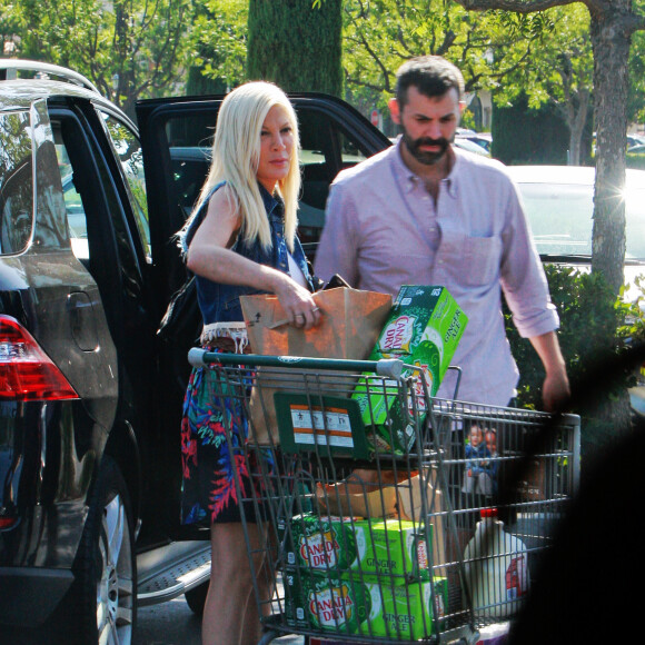 Exclusif - Tori Spelling, qui ne porte plus de bandage suite à sa brûlure dans un restaurant japonais, est allée faire des courses au supermarché avec son ami de longue date, Merhan Farhat, à Calabasas. Le 23 septembre 2015