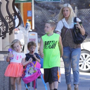 Exclusif - Tori Spelling se promène avec un inconnu et avec ses enfants Liam, Stella, Finn et Hattie dans les rues de Tarzana. Le petit Liam est allé chez le coiffeur «Floyd Barbershop» et la petite famille est allée ensuite diner dans un restaurant mexicain. Tori porte toujours son bandage. L'actrice américaine de 42 ans a décidé de porter plainte contre la chaîne de restaurants Benihana, qu'elle estime responsable de sa vilaine brûlure au bras droit. Le 6 septembre 2015