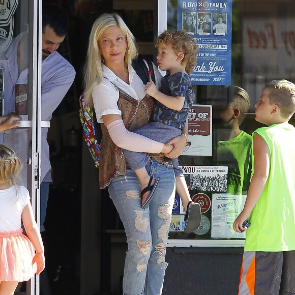 Exclusif - Tori Spelling se promène avec un inconnu et avec ses enfants Liam, Stella, Finn et Hattie dans les rues de Tarzana. Le petit Liam est allé chez le coiffeur «Floyd Barbershop» et la petite famille est allée ensuite diner dans un restaurant mexicain. Tori porte toujours son bandage. L'actrice américaine de 42 ans a décidé de porter plainte contre la chaîne de restaurants Benihana, qu'elle estime responsable de sa vilaine brûlure au bras droit. Le 6 septembre 2015