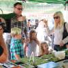 Tori Spelling, son mari Dean McDermott et leurs enfants Liam, Stella, Hattie et Finn font du shopping au Farmers Market à Studio City, le 23 août 2015