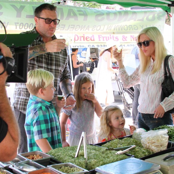 Tori Spelling, son mari Dean McDermott et leurs enfants Liam, Stella, Hattie et Finn font du shopping au Farmers Market à Studio City, le 23 août 2015