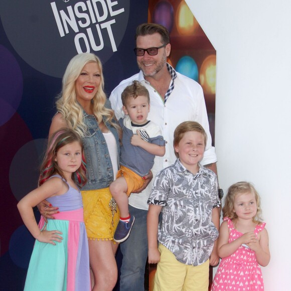 Tori Spelling avec son mari Dean McDermott et leurs enfants Finn, Stella, Hattie et Liam - Avant-première du film "Inside Out" à Hollywood, le 8 juin 2015.