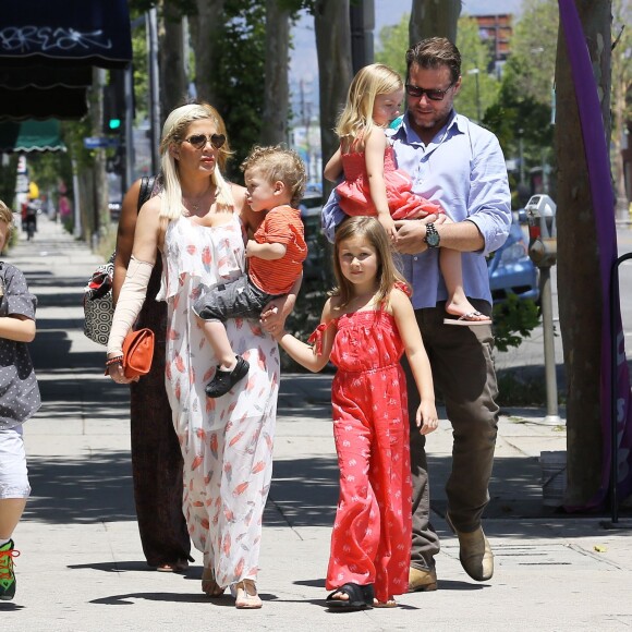 Tori Spelling se promène en famille avec son mari Dean McDermott et leurs enfants Liam, Stella, Hattie, et Finn le jour de la fête des mères à Los Angeles, le 10 mai 2015