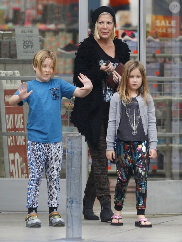 Exclusif - Tori Spelling emmène ses enfants Liam et Stella faire du shopping chez Skechers à Encino, le 1er mars 2015.