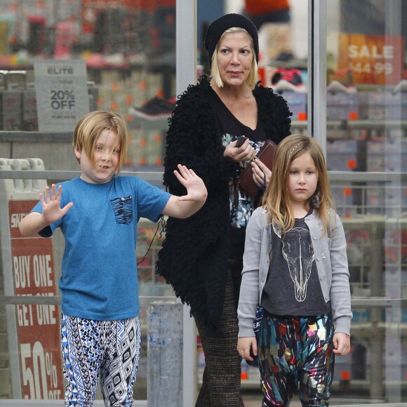 Exclusif - Tori Spelling emmène ses enfants Liam et Stella faire du shopping chez Skechers à Encino, le 1er mars 2015.