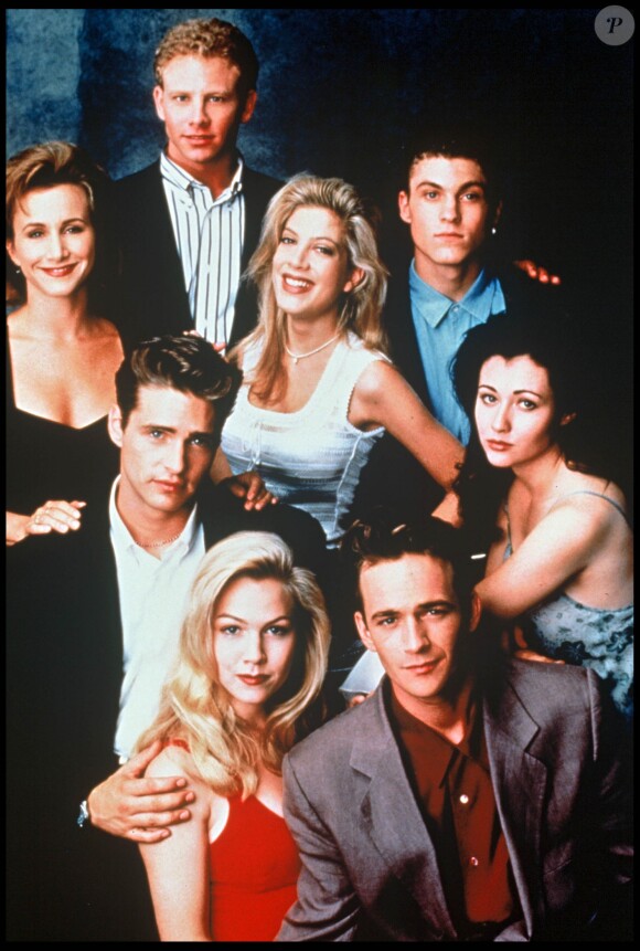 Jennie Garth, Jason Priestley, Gabrielle Carteris, Ian Ziering, Tori Spelling, Shannen Doherty, Brian Austin Green et Luke Perry de la série Beverly Hills, en 1990