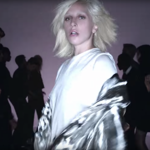 Lady Gaga pour le défilé filmé de Tom Ford, collection prêt-à-porter féminin printemps-été 2016. Diffusion le 2 octobre 2015.