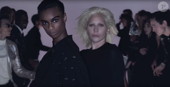 Lady Gaga et Kayla Scott  pour le défilé filmé de Tom Ford, collection prêt-à-porter féminin printemps-été 2016. Diffusion le 2 octobre 2015.