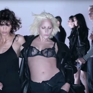 Lady Gaga pour le défilé filmé de Tom Ford, collection prêt-à-porter féminin printemps-été 2016. Diffusion le 2 octobre 2015.