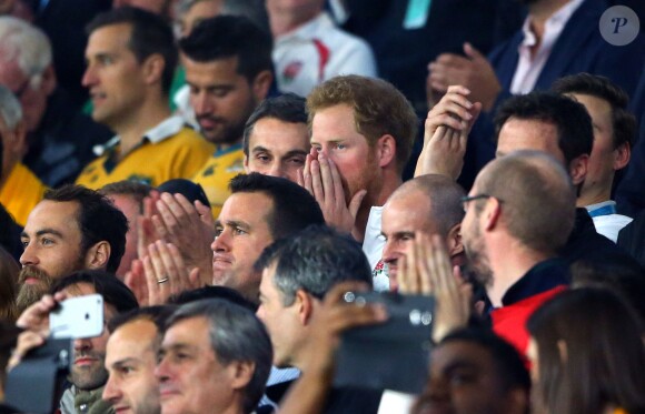 Le prince Harry à Twickenham, à Londres, lors de la défaite 13-33 de l'Angleterre contre l'Australie, synonyme d'élimination de la Coupe du Monde 2015 de rugby dès le premier tour.