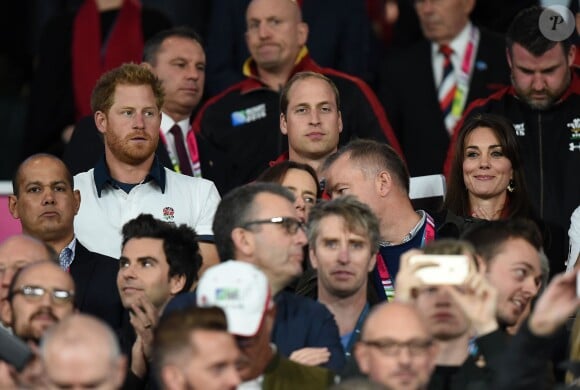 Le prince Harry, le prince William et Kate Middleton à Twickenham le 26 septembre 2015 lors de la victoire du Pays de Galles contre l'Angleterre lors de la Coupe du monde de rugby.