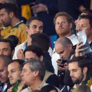 Le prince Harry à Twickenham le 3 octobre 2015, lors de la défaite de l'Angleterre face à l'Australie et son élimination de la Coupe du monde du rugby.