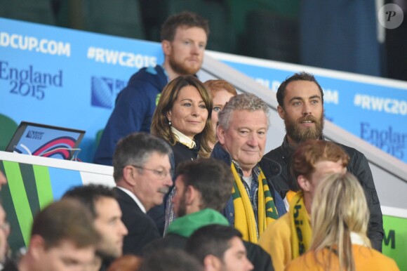 Carole Middleton et son fils James Middleton à Twickenham le 3 octobre 2015, lors de la défaite de l'Angleterre face à l'Australie et son élimination de la Coupe du monde du rugby.