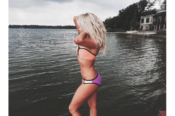 Witney Carson en maillot de bain au bord d'un lac lors de la tournée Dancing With The Stars / photo postée sur le compte Instagram de la danseuse.