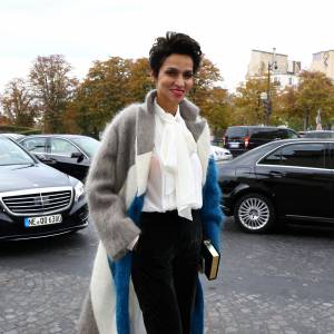 Farida Khelfa arrive au Théâtre National de Chaillot pour assister au défilé Haider Ackermann (collection prêt-à-porter printemps-été 2016). Paris, le 3 octobre 2015.