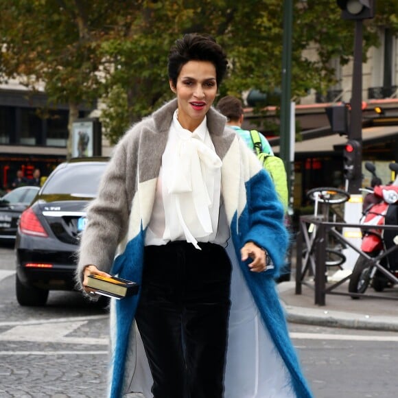 Farida Khelfa arrive au Théâtre National de Chaillot pour assister au défilé Haider Ackermann (collection prêt-à-porter printemps-été 2016). Paris, le 3 octobre 2015.