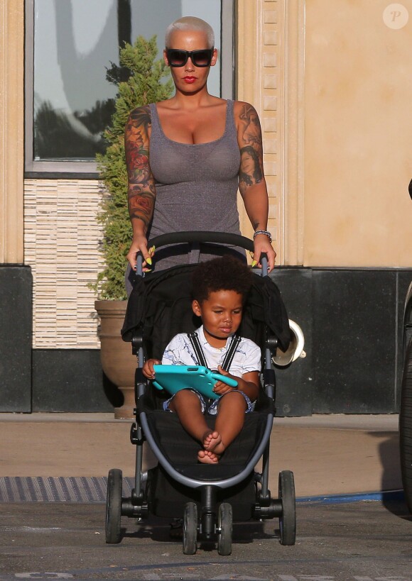 Exclusif - Amber Rose fait du shopping avec son fils Sebastian et des amis à Topanga, le 31 août 2015.  Please Hide Children's face Prior to the Publication For Germany call for price Exclusive - Amber Rose and her son Sebastian Thomaz out shopping with a couple of her friends at the Westfield Mall in Topanga, California on August 31, 2015.31/08/2015 - Topanga