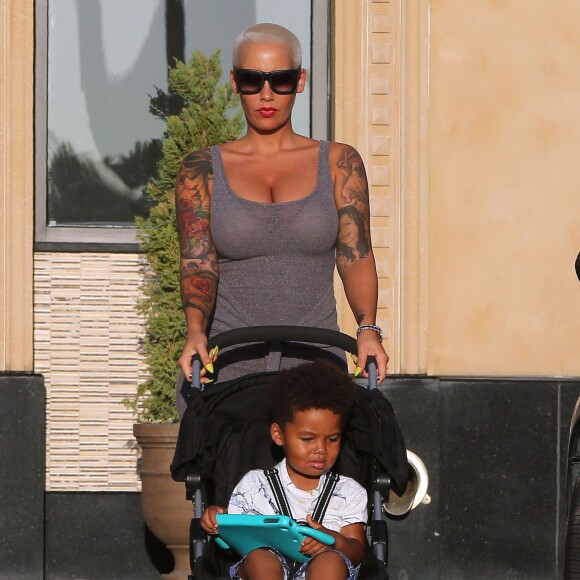Exclusif - Amber Rose fait du shopping avec son fils Sebastian et des amis à Topanga, le 31 août 2015.  Please Hide Children's face Prior to the Publication For Germany call for price Exclusive - Amber Rose and her son Sebastian Thomaz out shopping with a couple of her friends at the Westfield Mall in Topanga, California on August 31, 2015.31/08/2015 - Topanga